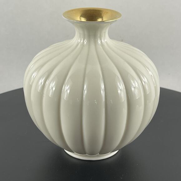 Vintage Lenox Sweetbriar Cream Ribbed Bud Vase With Gold Trim - Picture 1 of 6